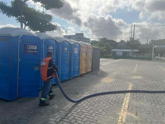 Equipe realizando higienização de banheiros químicos