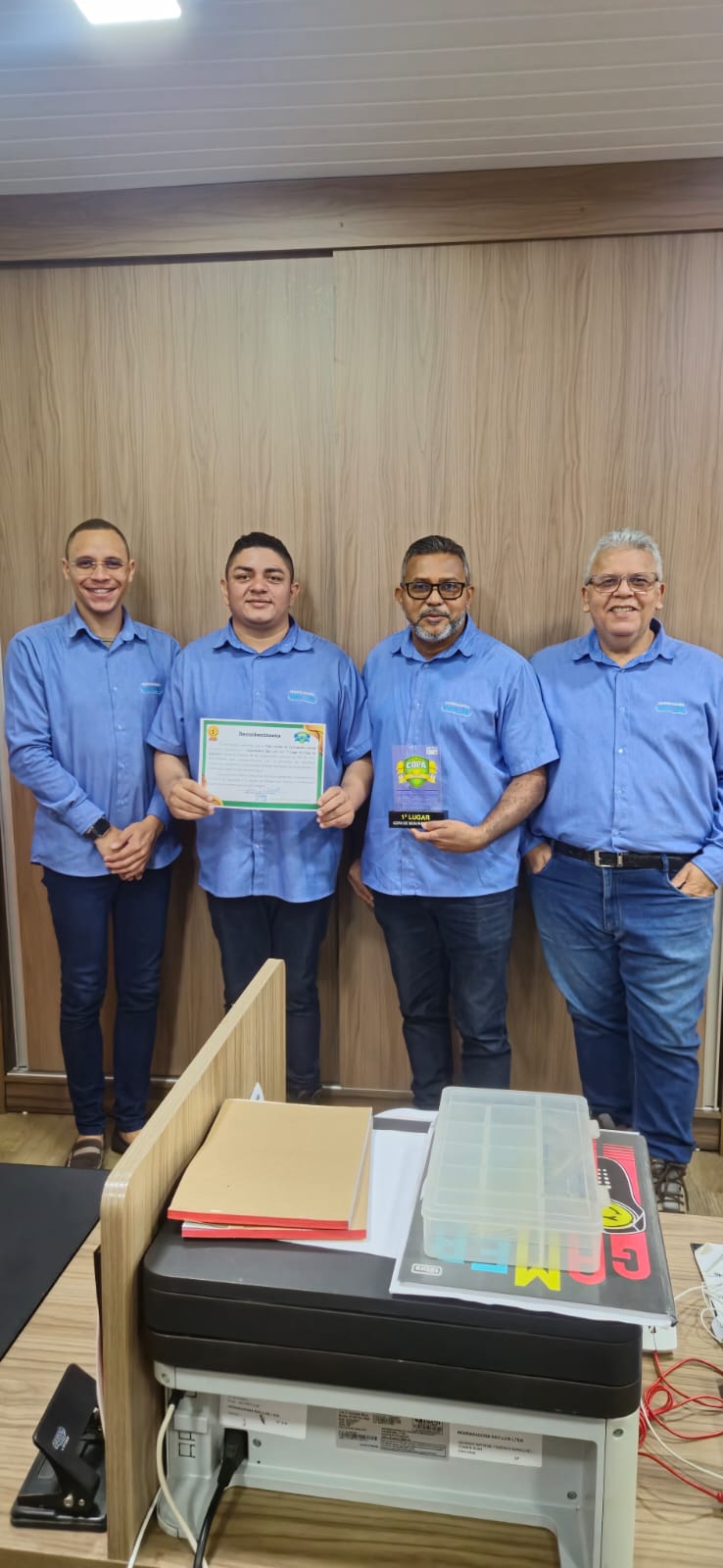 Equipe da Higienizadora São Luís recebendo certificado e troféu da Copa de Segurança