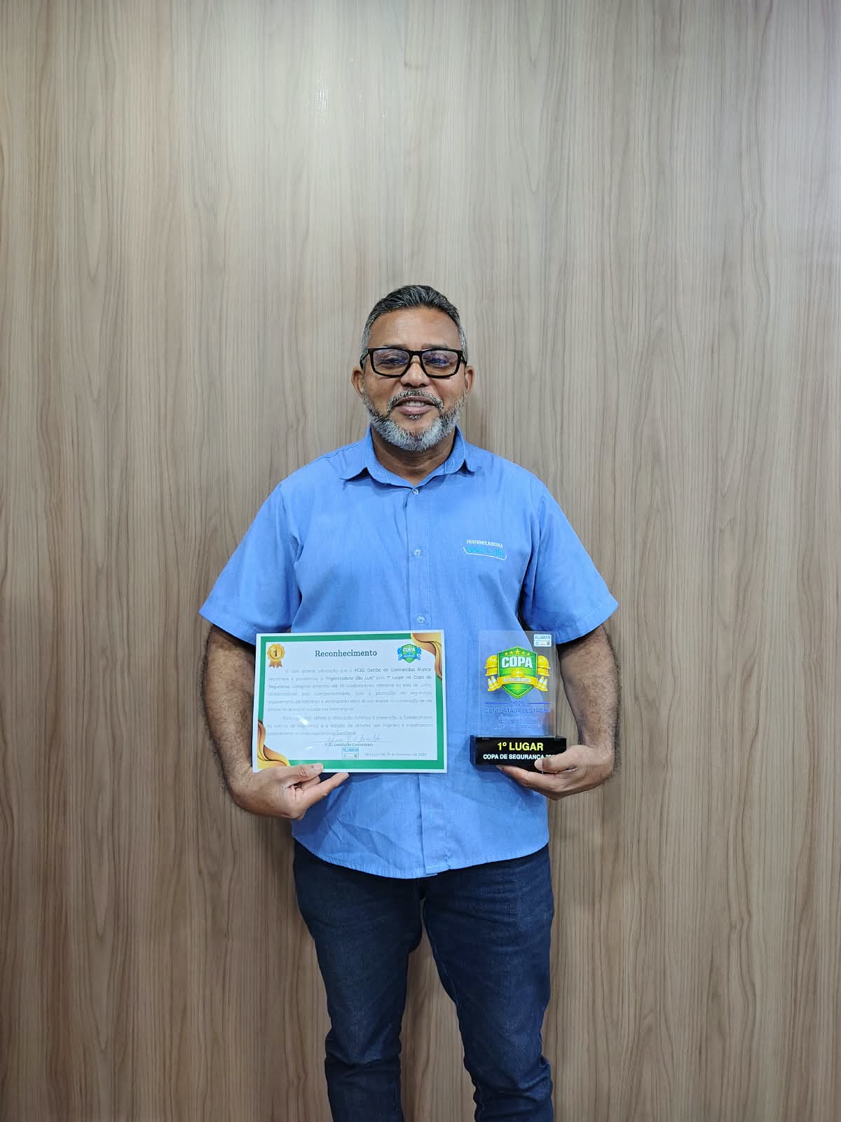 Colaborador da Higienizadora São Luís com o troféu de 1º lugar na Copa de Segurança da Alumar