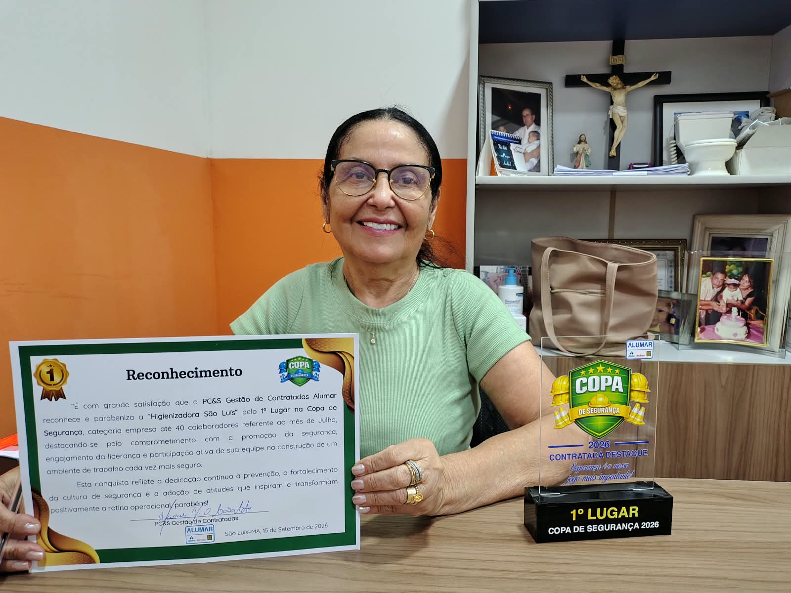 Diretora da Higienizadora São Luís com o certificado de reconhecimento e o troféu de 1º lugar na Copa de Segurança da Alumar 2026